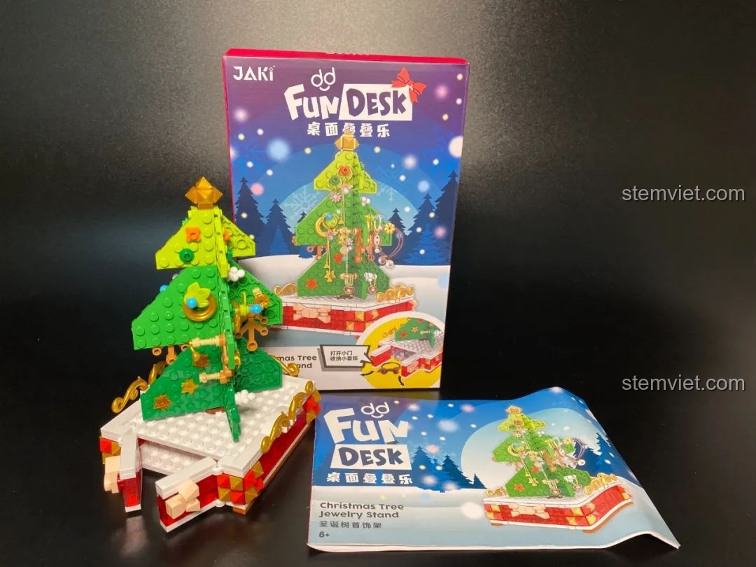 Mô hình đồ chơi lắp ráp JAKI JK5111 Cây Thông Giáng Sinh hoàn thiện cùng hộp và sách hướng dẫn.