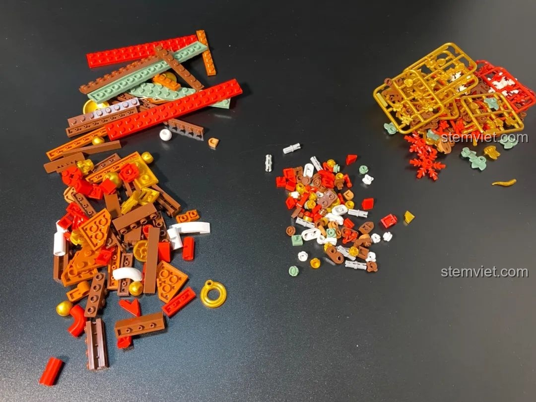 Các linh kiện đồ chơi lắp ráp JAKI JK5107 Khung Ảnh Giáng Sinh với nhiều màu sắc và chi tiết nhỏ.