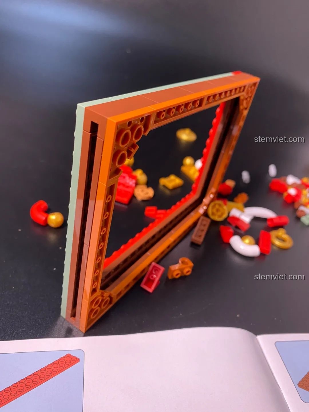 Thiết kế các lớp ghép của đồ chơi lắp ráp JAKI JK5107 Khung Ảnh Giáng Sinh, tạo chiều sâu cho mô hình.