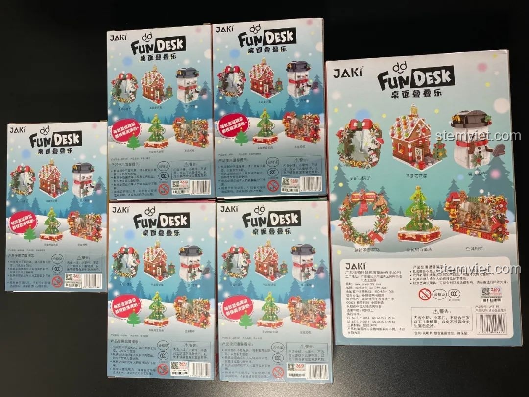 Mặt sau các hộp đồ chơi lắp ráp JAKI FunDesk Giáng Sinh, hiển thị thông tin sản phẩm và các mẫu khác trong series.