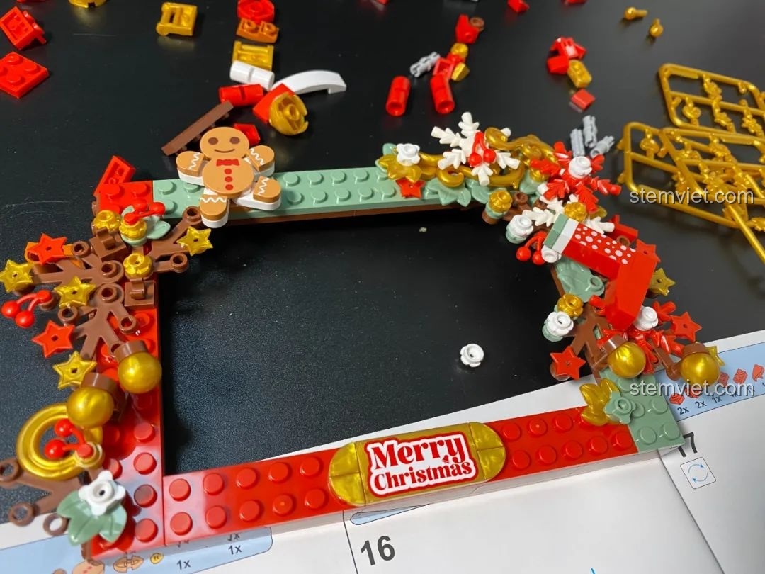 Góc nhìn nghiêng của mô hình đồ chơi lắp ráp JAKI JK5107 Khung Ảnh Giáng Sinh, thể hiện chi tiết trang trí.