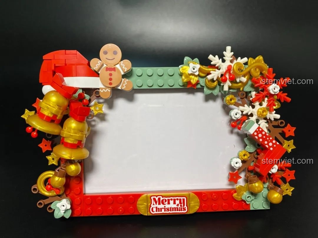 Cận cảnh chi tiết chuông Giáng Sinh trên mô hình đồ chơi lắp ráp JAKI JK5107 Khung Ảnh Giáng Sinh.