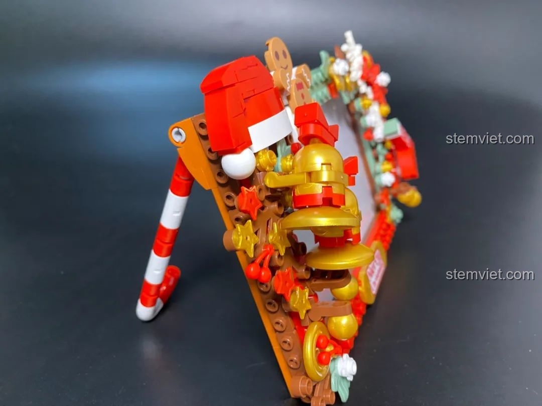 Mô hình đồ chơi lắp ráp JAKI JK5107 Khung Ảnh Giáng Sinh hoàn thiện cùng hộp và sách hướng dẫn.