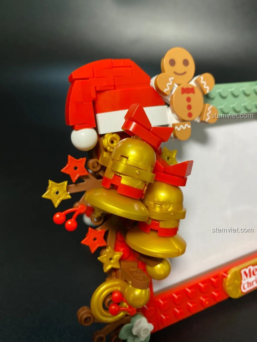 Các linh kiện đồ chơi lắp ráp JAKI JK5109 Ngôi Nhà Bánh Gừng với nhiều màu sắc và hình dạng.