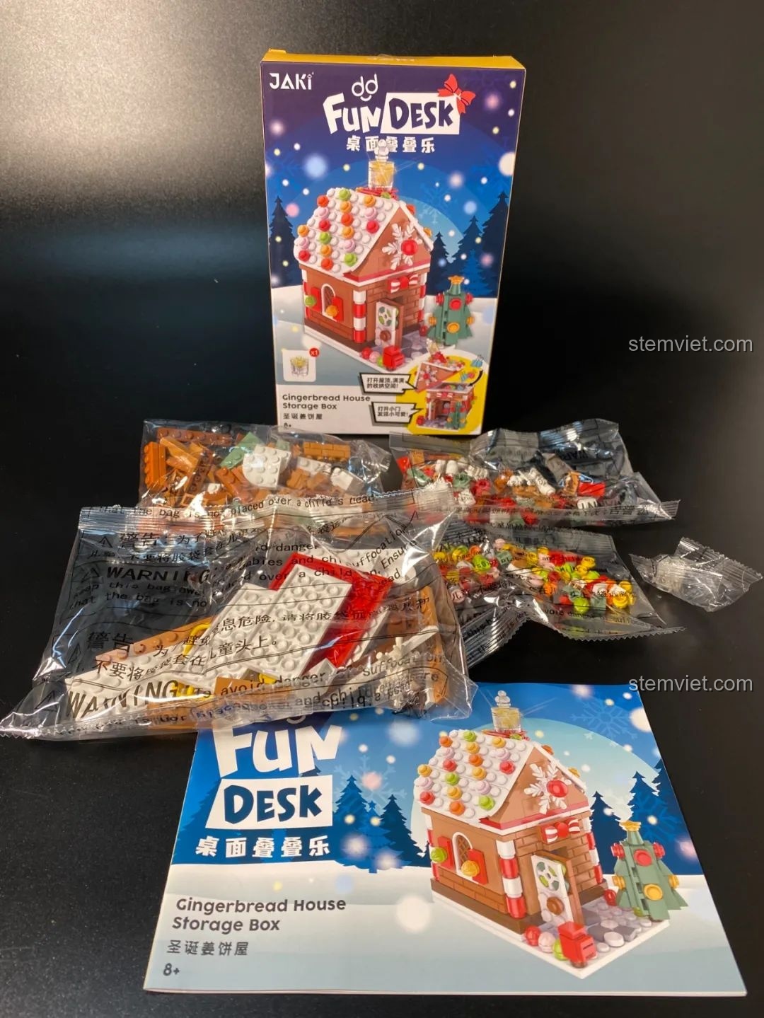 Ngôi nhà bánh gừng đồ chơi lắp ráp JAKI JK5109 đang được lắp ráp, với cửa xoay độc đáo.