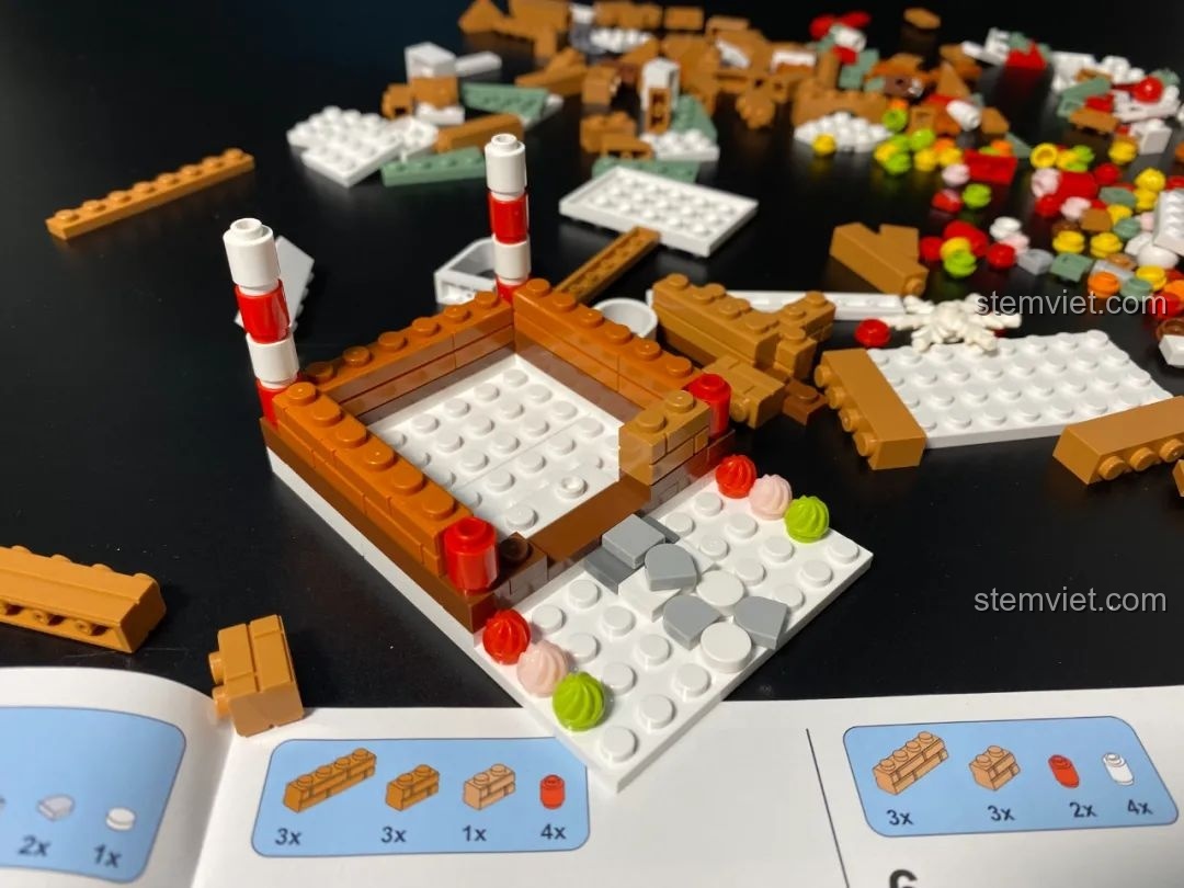 Ngôi nhà bánh gừng đồ chơi lắp ráp JAKI JK5109 với viên gạch phát sáng xoay độc đáo.