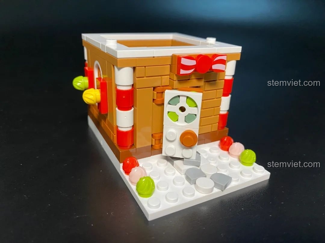 Mô hình đồ chơi lắp ráp JAKI JK5109 Ngôi Nhà Bánh Gừng đã hoàn thiện, trang trí đẹp mắt.