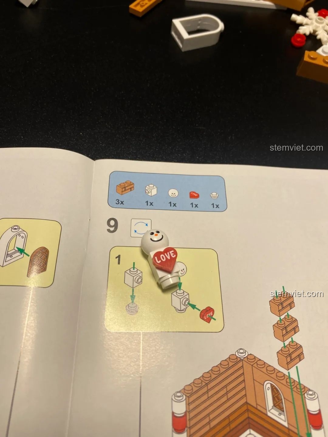 Mặt sau của mô hình đồ chơi lắp ráp JAKI JK5109 Ngôi Nhà Bánh Gừng.