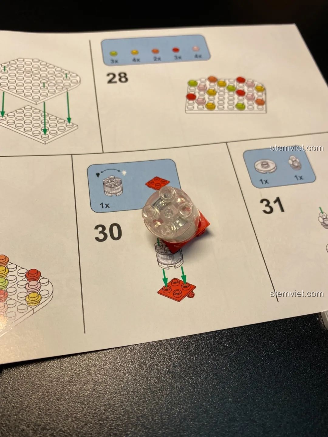 Cửa ngôi nhà bánh gừng đồ chơi lắp ráp JAKI JK5109 mở ra, lộ người tuyết nhỏ bên trong.