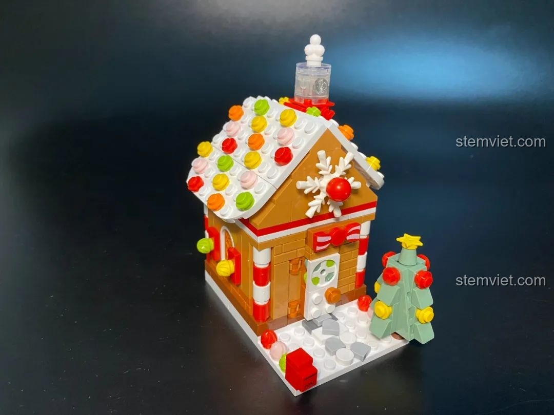 Ngôi nhà bánh gừng đồ chơi lắp ráp JAKI JK5109 khi tháo mái nhà, lộ người tuyết bên trong.