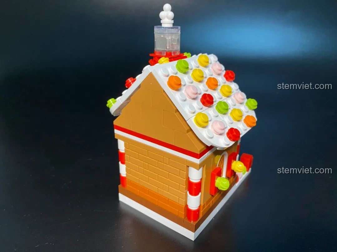 Hiệu ứng đèn 7 màu từ ống khói của ngôi nhà bánh gừng đồ chơi lắp ráp JAKI JK5109.
