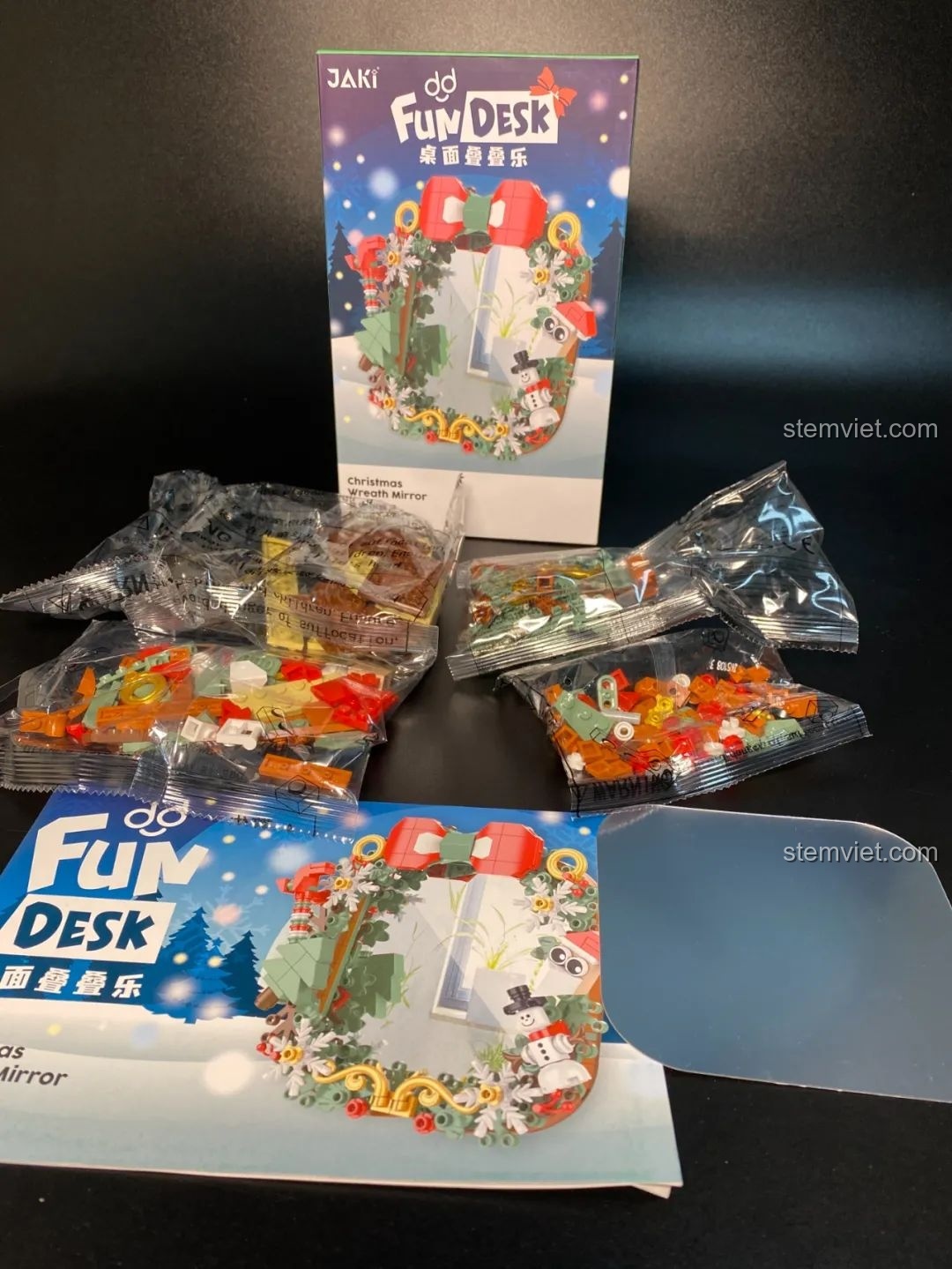 Quá trình lắp ráp phần đế của đồ chơi JAKI JK5108 Gương Giáng Sinh.