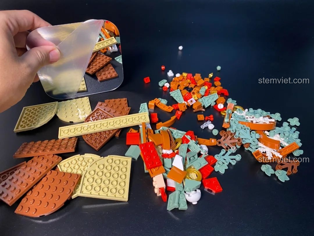 Các chi tiết trang trí xung quanh gương đồ chơi lắp ráp JAKI JK5108 Gương Giáng Sinh.