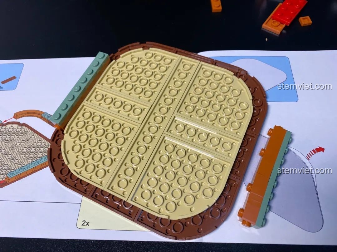 Cận cảnh các chi tiết nhỏ trên viền gương đồ chơi lắp ráp JAKI JK5108 Gương Giáng Sinh.