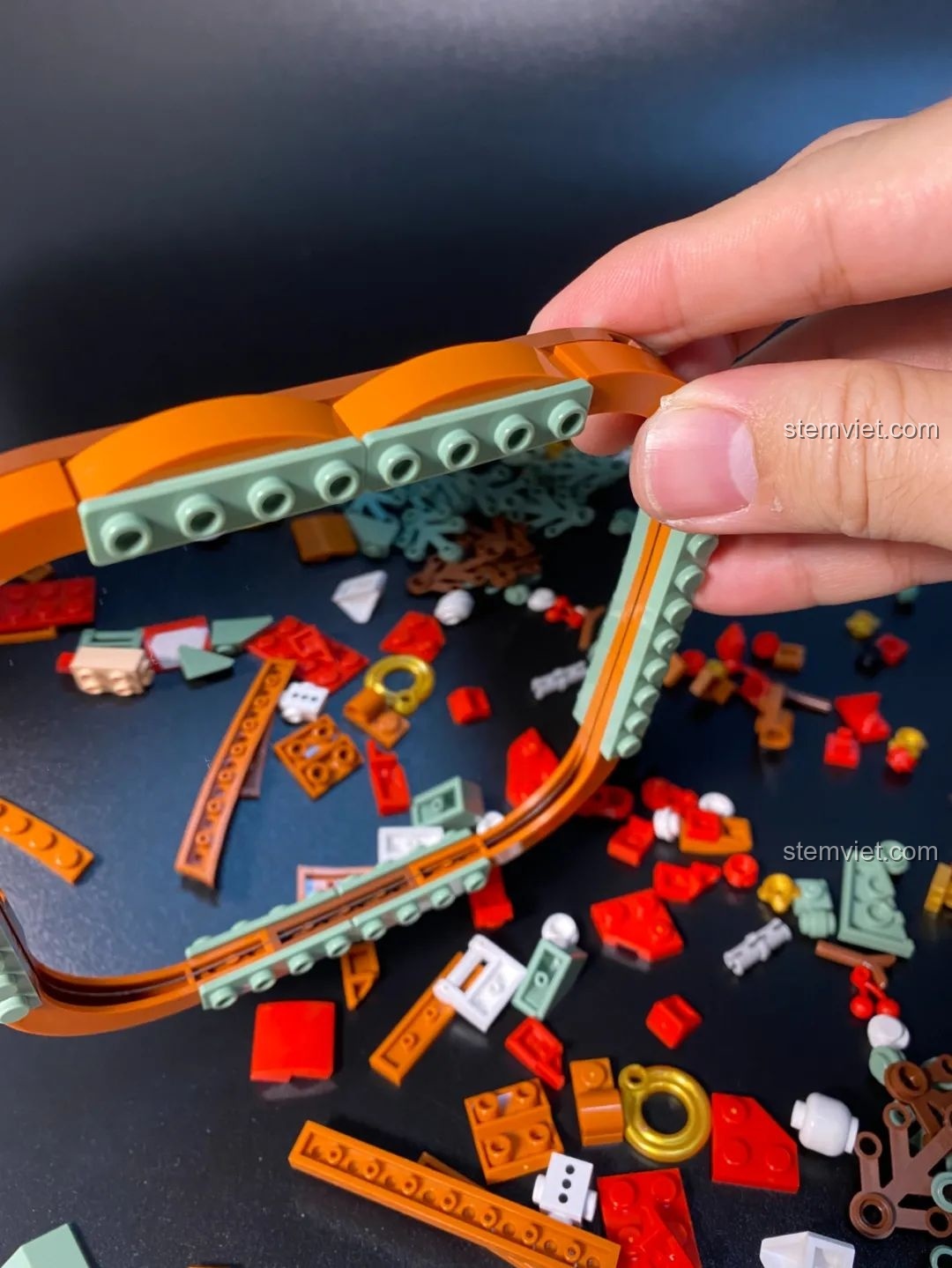 Mô hình đồ chơi lắp ráp JAKI JK5108 Gương Giáng Sinh đã hoàn thiện, trang trí đẹp mắt.