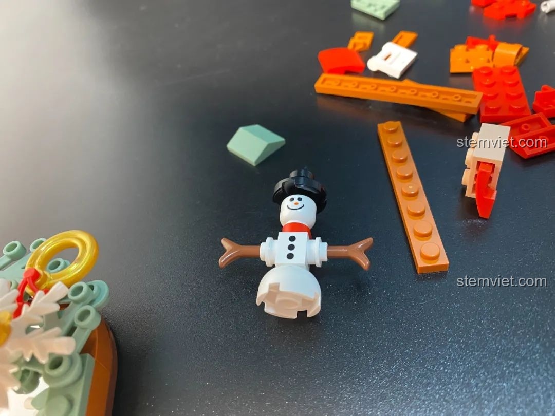 Hộp đồ chơi lắp ráp JAKI JK5110 Người Tuyết Ống Đựng Bút, một sản phẩm tiện ích cho bàn học.