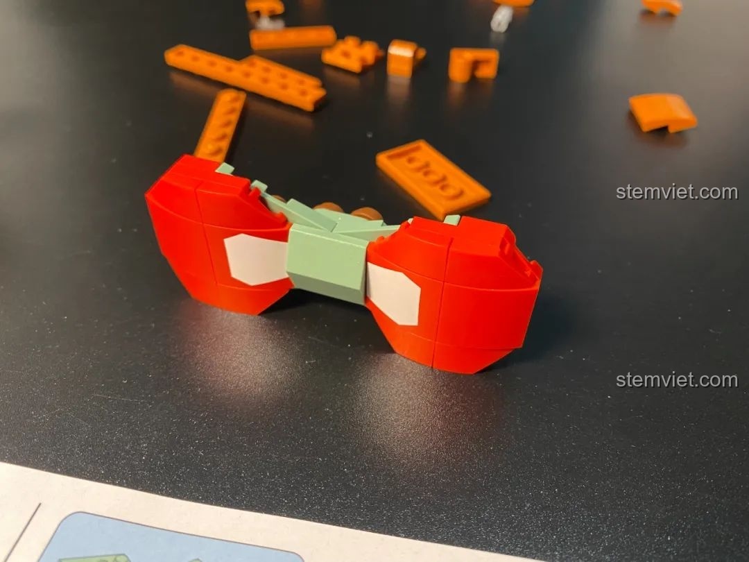 Trang đầu sách hướng dẫn lắp ráp JAKI JK5110 Người Tuyết Ống Đựng Bút với lời nhắn ý nghĩa từ nhà thiết kế.