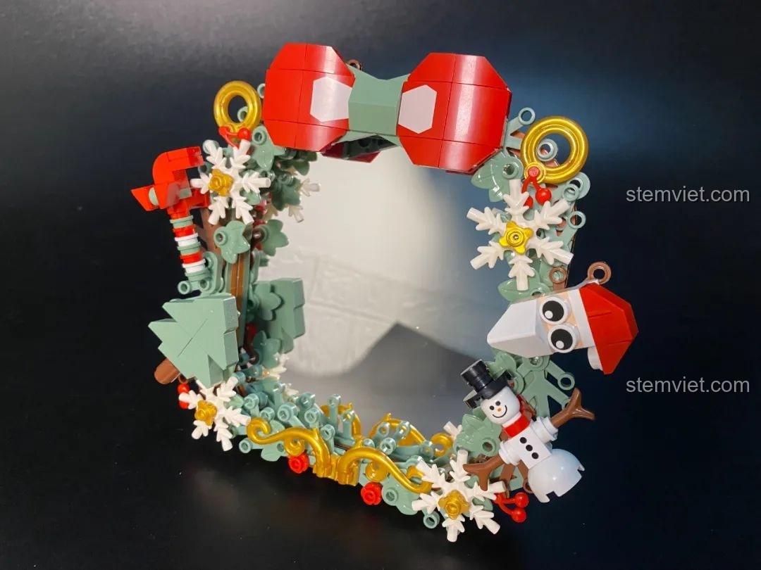 Các linh kiện đồ chơi lắp ráp JAKI JK5110 Người Tuyết Ống Đựng Bút với nhiều mảnh ghép màu trắng.