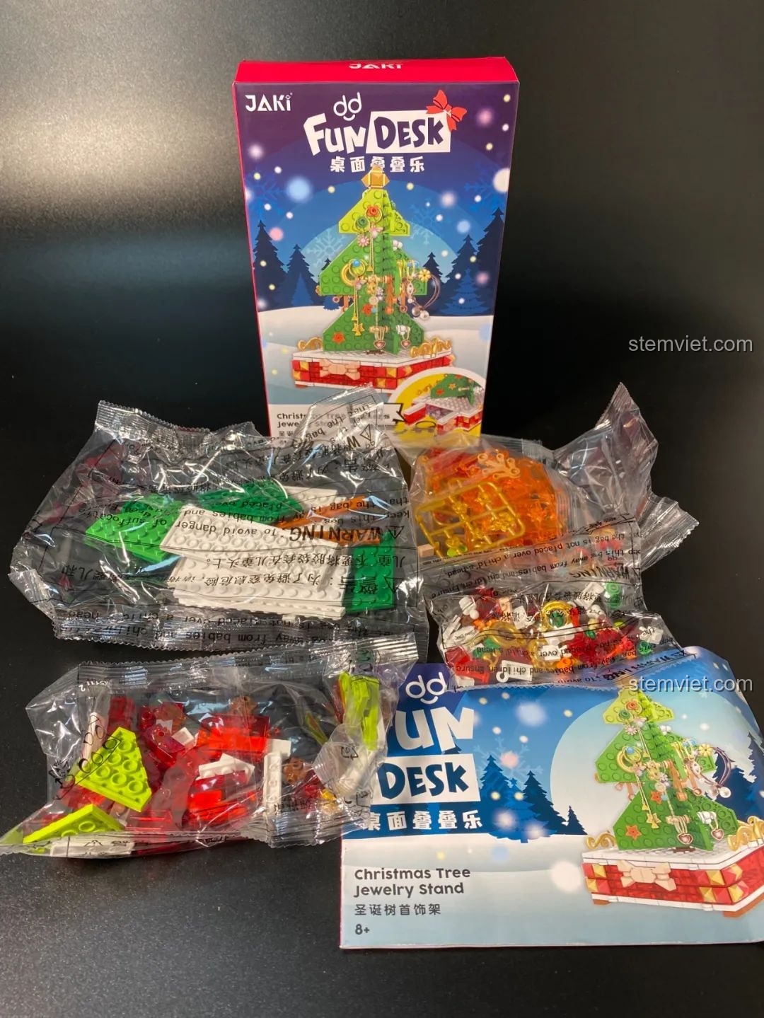 Bên trong hộp đồ chơi lắp ráp JAKI JK5111 Cây Thông Giáng Sinh, các túi linh kiện được đóng gói cẩn thận.