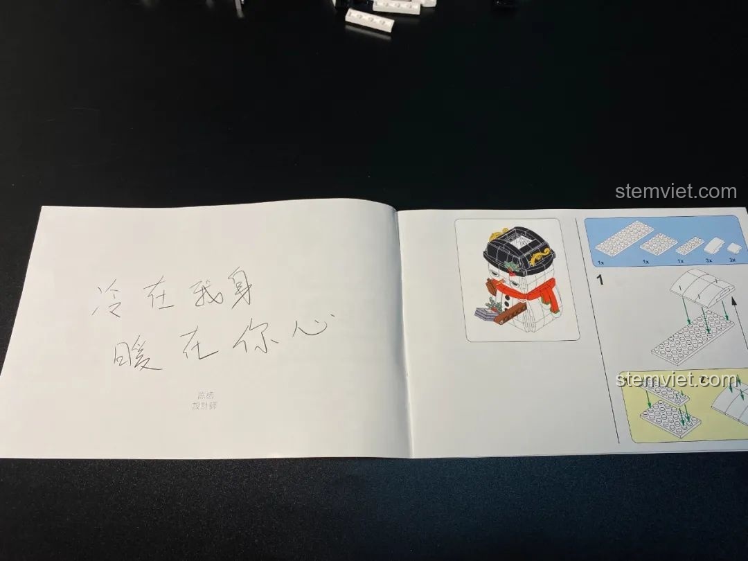 Người tuyết đồ chơi lắp ráp JAKI JK5110 với chi tiết mũ và khăn quàng cổ.