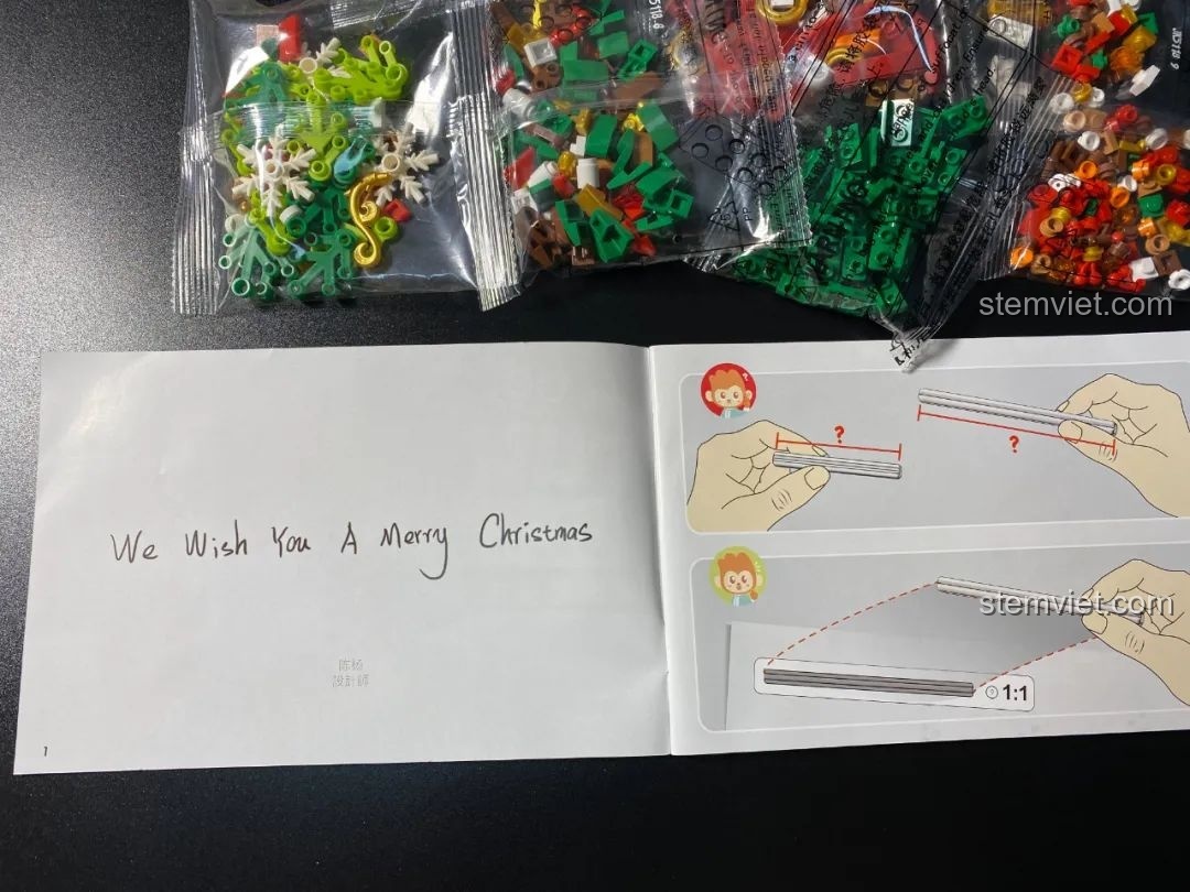 Vòng hoa đồ chơi lắp ráp JAKI JK5118 Vòng Hoa Giáng Sinh Đa Sắc treo trên cửa.