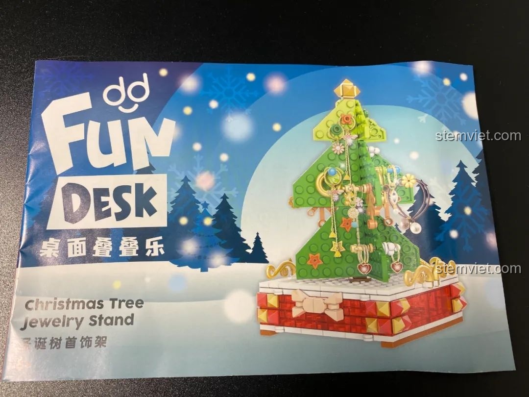 Sách hướng dẫn lắp ráp đồ chơi JAKI JK5111 Cây Thông Giáng Sinh với hình ảnh minh họa chi tiết.
