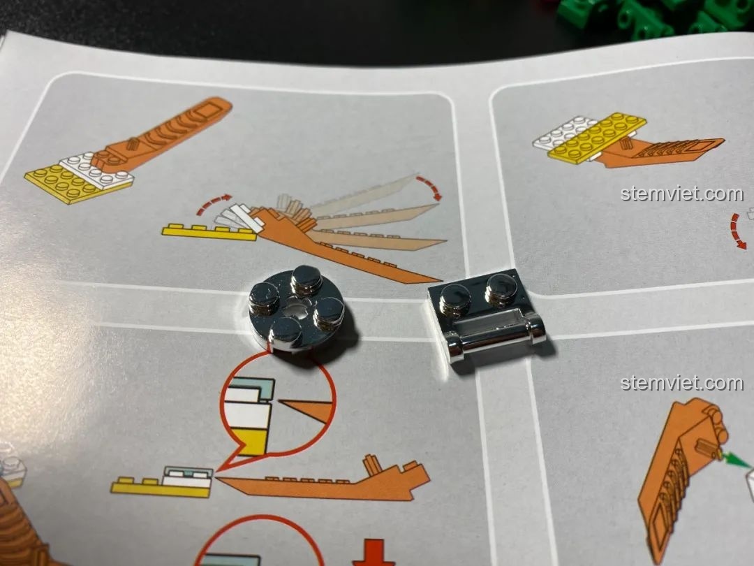 Góc nhìn từ phía sau của 6 mẫu đồ chơi lắp ráp JAKI FunDesk Giáng Sinh đã hoàn thiện.