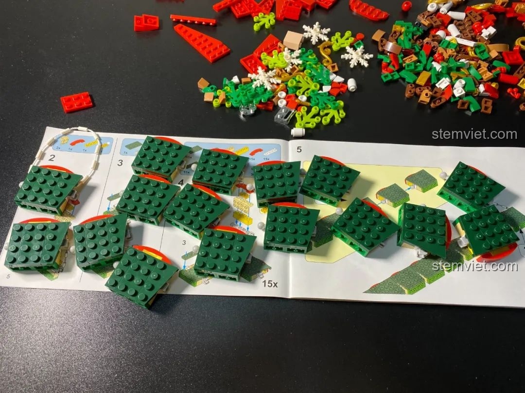 Bộ sưu tập đồ chơi lắp ráp JAKI FunDesk Giáng Sinh với các mô hình đã hoàn thiện.