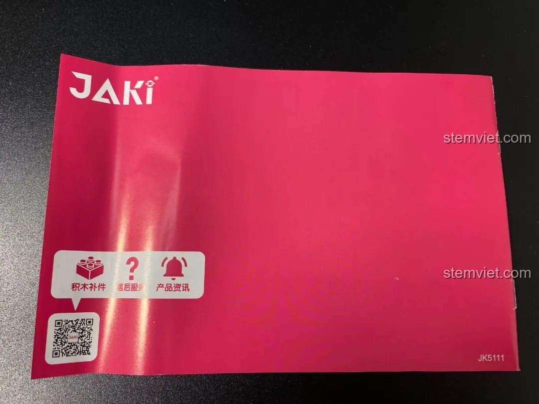 Mặt sau sách hướng dẫn lắp ráp JAKI JK5111 Cây Thông Giáng Sinh với mã QR tiện lợi.