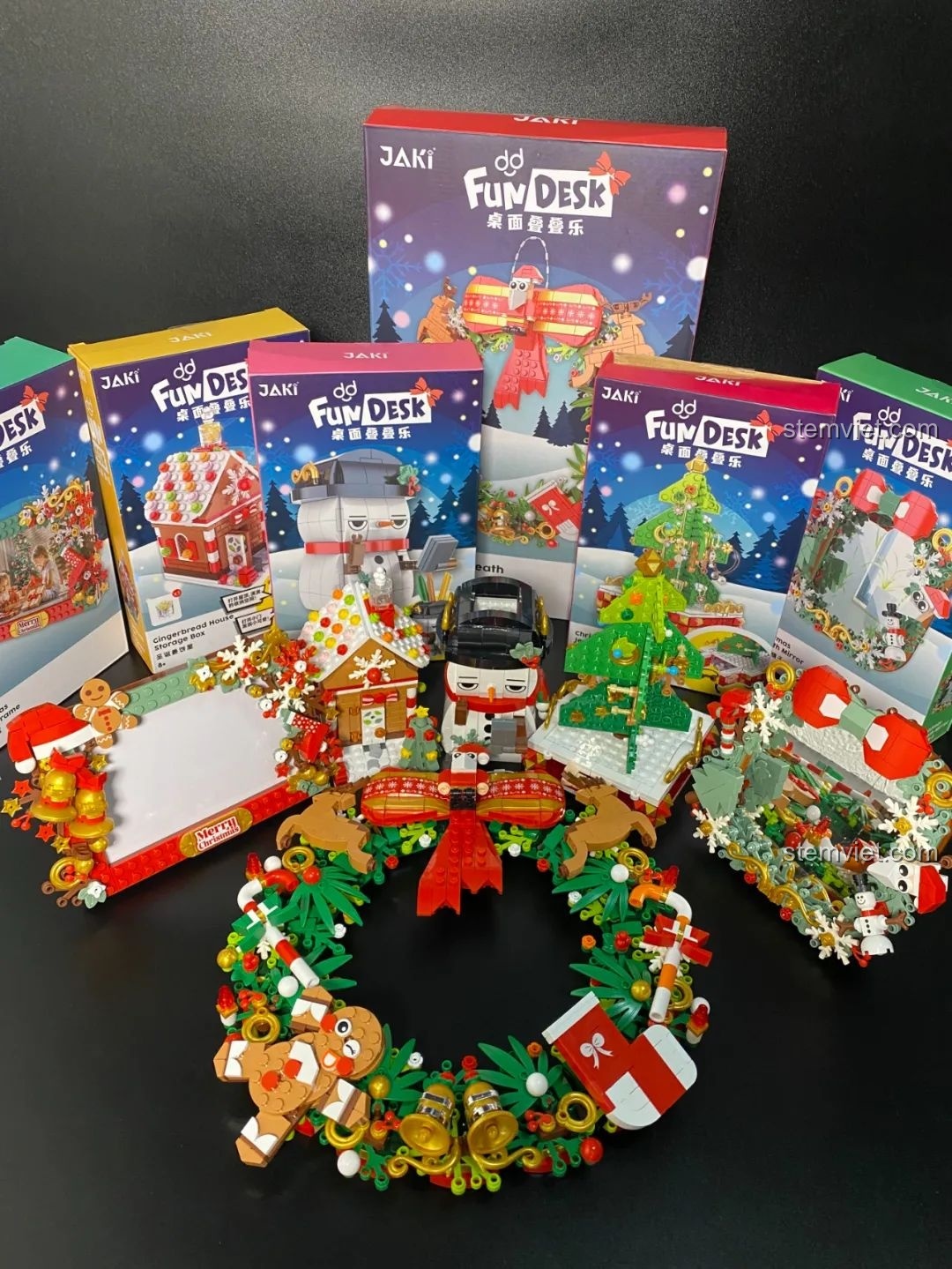 Bộ sưu tập đồ chơi lắp ráp JAKI FunDisk Giáng Sinh trưng bày đẹp mắt.