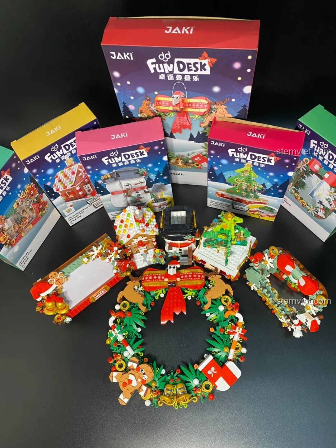 Mô hình đồ chơi lắp ráp JAKI JK5118 Vòng Hoa Giáng Sinh Đa Sắc trưng bày đẹp mắt.