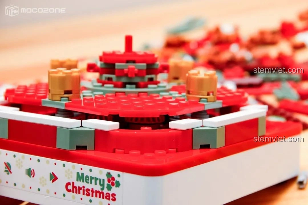 Phần đế của Hộp nhạc Giáng Sinh Xoay Tự Động JAKI JK1365 gần hoàn thiện, với các chi tiết trang trí