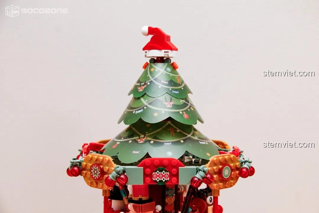 Mô hình Hộp nhạc Giáng Sinh Xoay Tự Động JAKI JK1365 hoàn chỉnh, chính diện, với cây thông Noel, các nhân vật và đế nhạc.