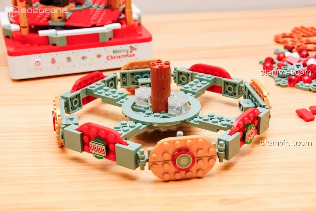 Vòng quay chính của Hộp nhạc Giáng Sinh Xoay Tự Động JAKI JK1365 đang được lắp ráp, các thanh đỡ và chi tiết trang trí đã được gắn vào.