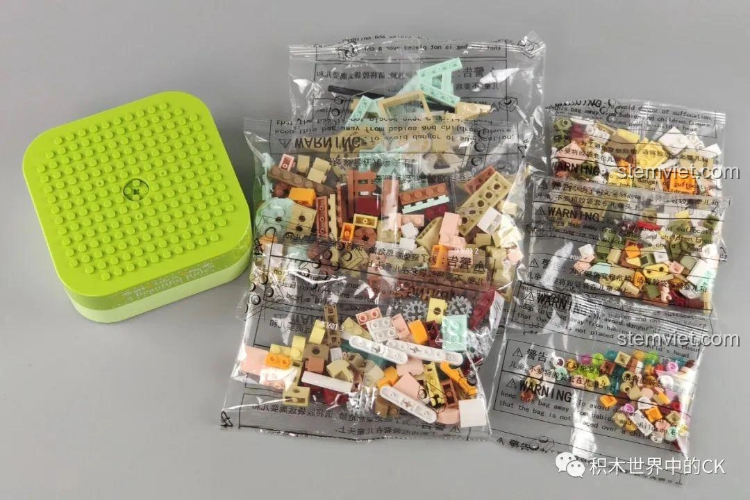 Các túi mảnh ghép của bộ đồ chơi lắp ráp JAKI JK1601 Hộp nhạc Vòng quay thú cưng, được phân loại rõ ràng, sẵn sàng cho việc lắp ráp.