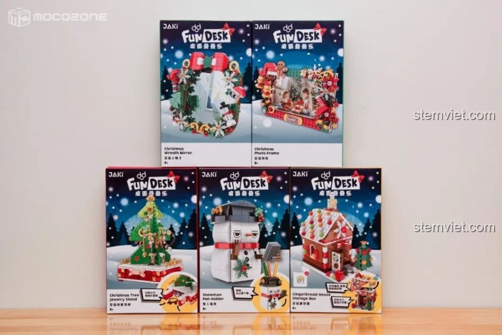 Toàn bộ bộ sưu tập đồ chơi lắp ráp Giáng Sinh JAKI Fundesk, bao gồm vòng hoa, người tuyết, ngôi nhà bánh gừng, cây thông, gương và khung ảnh.