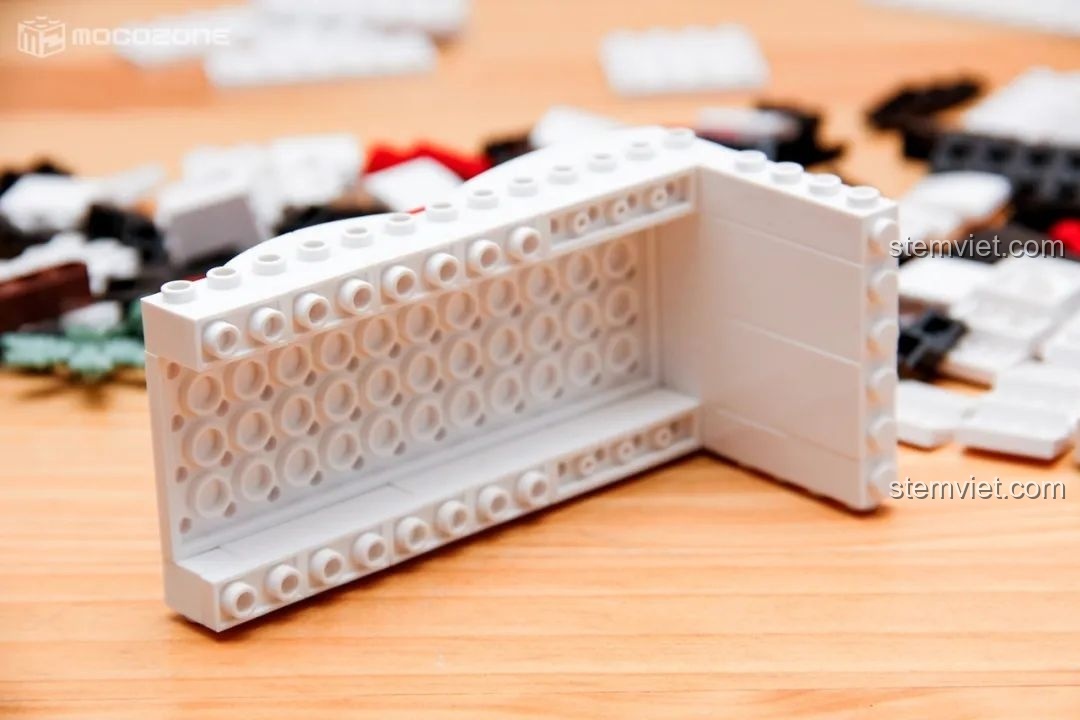 Cấu trúc bên trong của người tuyết đựng bút, cho thấy các mảnh ghép được sắp xếp để tạo hình khối.