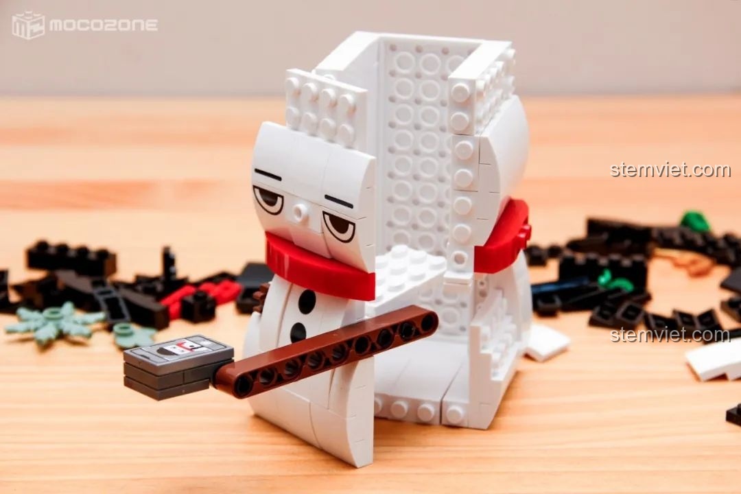 Quá trình lắp ráp người tuyết đựng bút, các mảnh ghép đang dần tạo hình cơ thể và khuôn mặt.