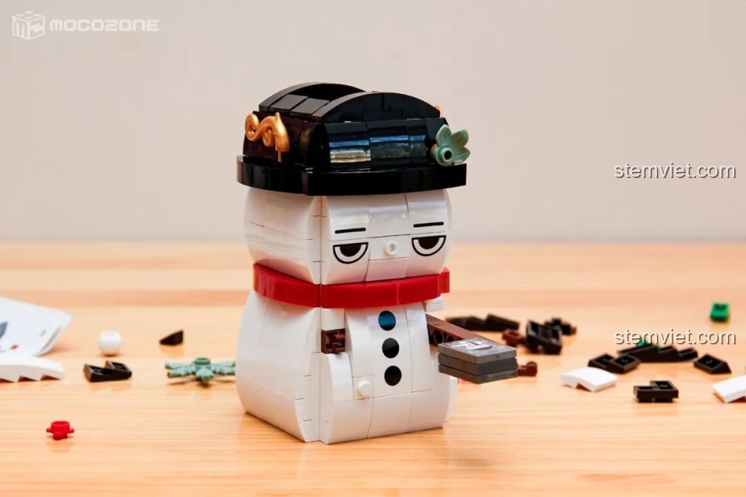 Mô hình người tuyết đựng bút đã hoàn thành từ bộ đồ chơi lắp ráp JAKI, với vẻ mặt ngộ nghĩnh và chiếc mũ đen.