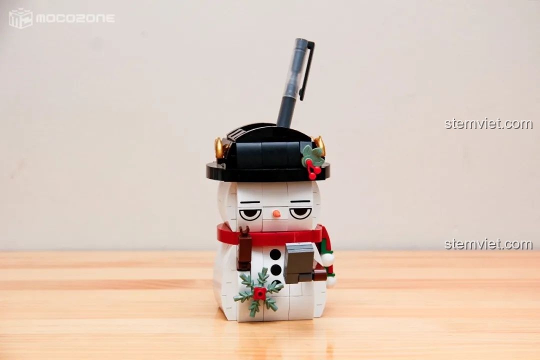 Người tuyết đựng bút đã hoàn thành với một cây bút được cắm vào, thể hiện tính năng sử dụng của mô hình.