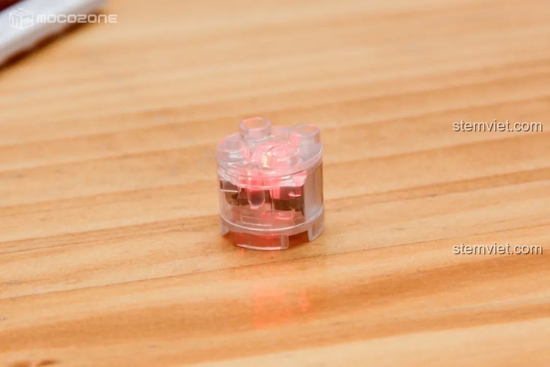 Mảnh ghép gạch phát sáng trong suốt đang phát sáng màu đỏ, dùng cho ống khói của ngôi nhà bánh gừng.