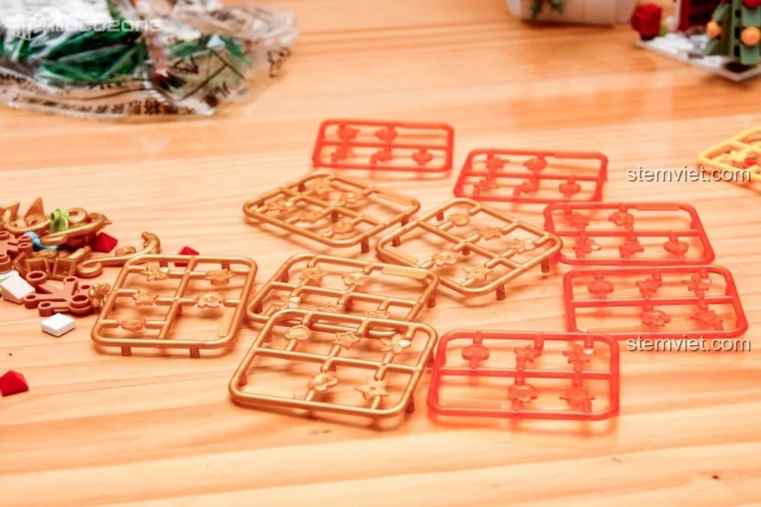 Góc nhìn cận cảnh ngôi nhà bánh gừng đã hoàn thành, với cửa ra vào và các chi tiết trang trí nhỏ.