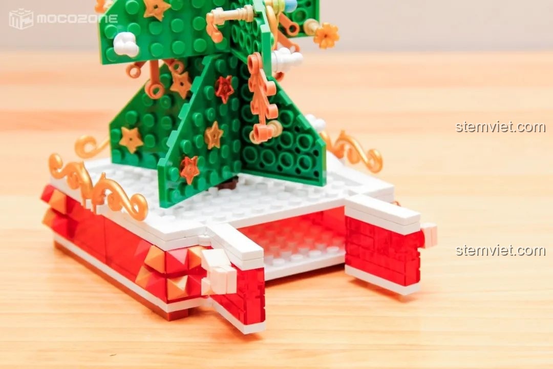 Mô hình giá treo trang sức cây thông Noel đã hoàn thành, với các chi tiết trang trí vàng và xanh lá.