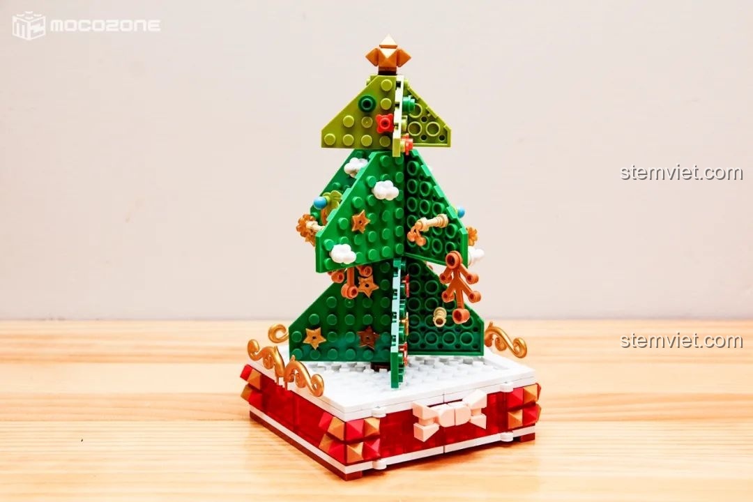 Góc nhìn nghiêng của giá treo trang sức cây thông Noel đã hoàn thành, với các chi tiết trang trí tinh xảo.