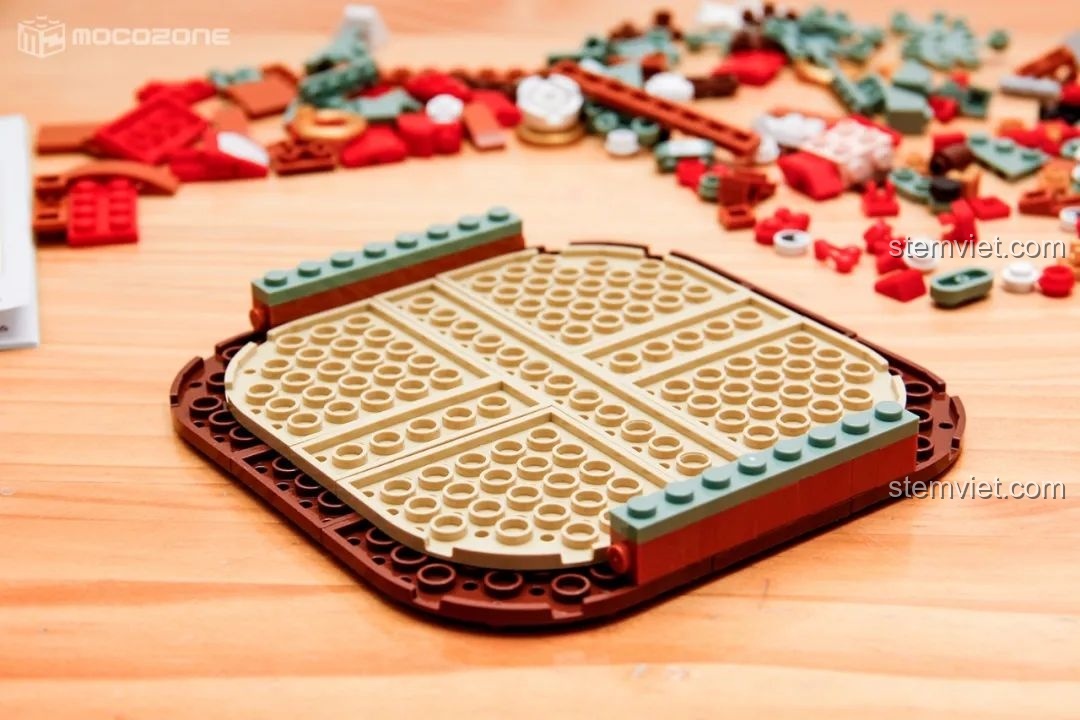 Gương nhỏ Giáng Sinh đang được trang trí với các mảnh ghép hình lá cây, bông tuyết và nơ đỏ.