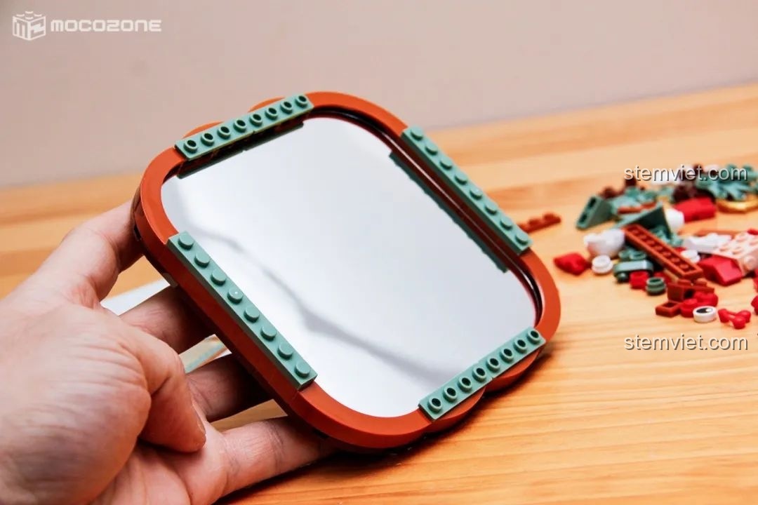 Mô hình gương nhỏ Giáng Sinh đã hoàn thành, với các chi tiết trang trí nơ, người tuyết và bông tuyết.