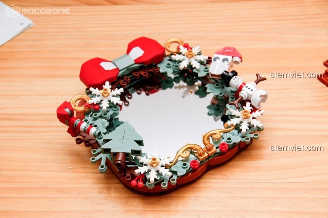 Khung ảnh Giáng Sinh đã hoàn thành với một bức ảnh em bé, được trang trí bằng người bánh gừng, chuông và bông tuyết.