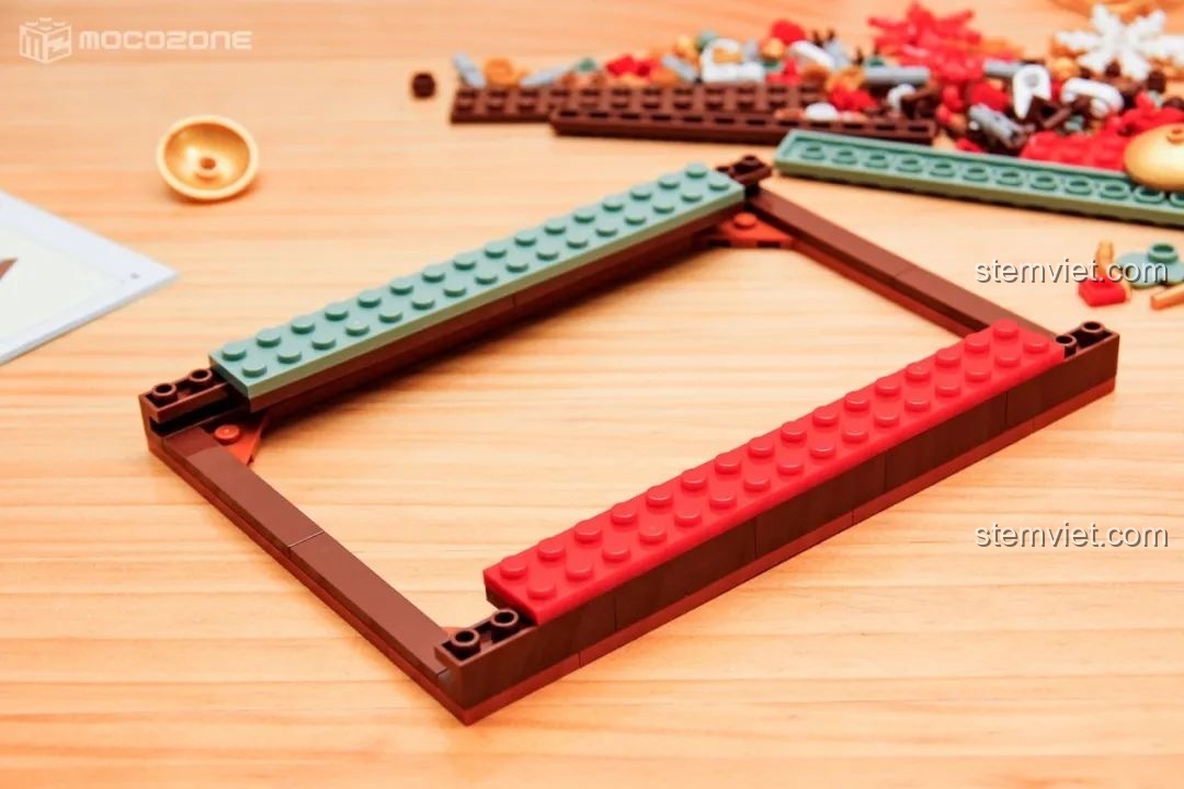 Góc nhìn nghiêng của gương nhỏ Giáng Sinh đã hoàn thành, với các chi tiết trang trí tinh xảo.