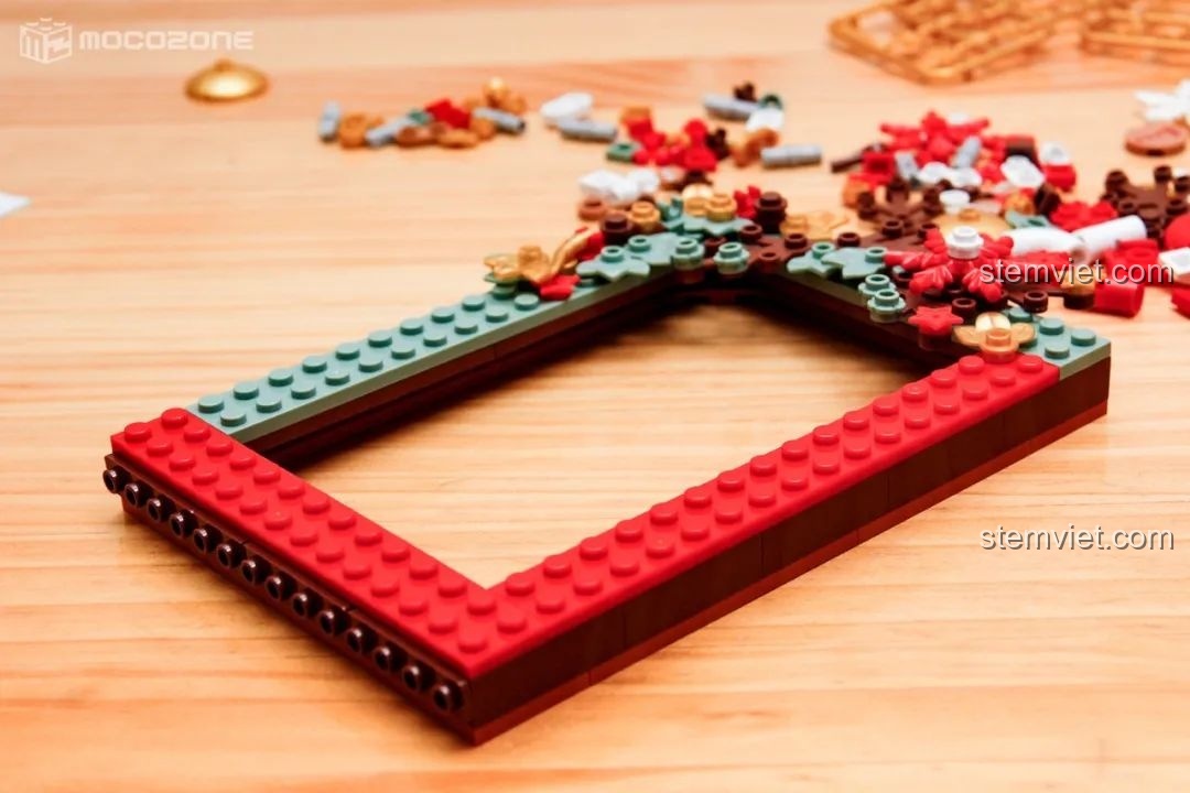 Khung ảnh Giáng Sinh đã hoàn thành, với các chi tiết trang trí người bánh gừng, chuông vàng và tất Giáng Sinh.