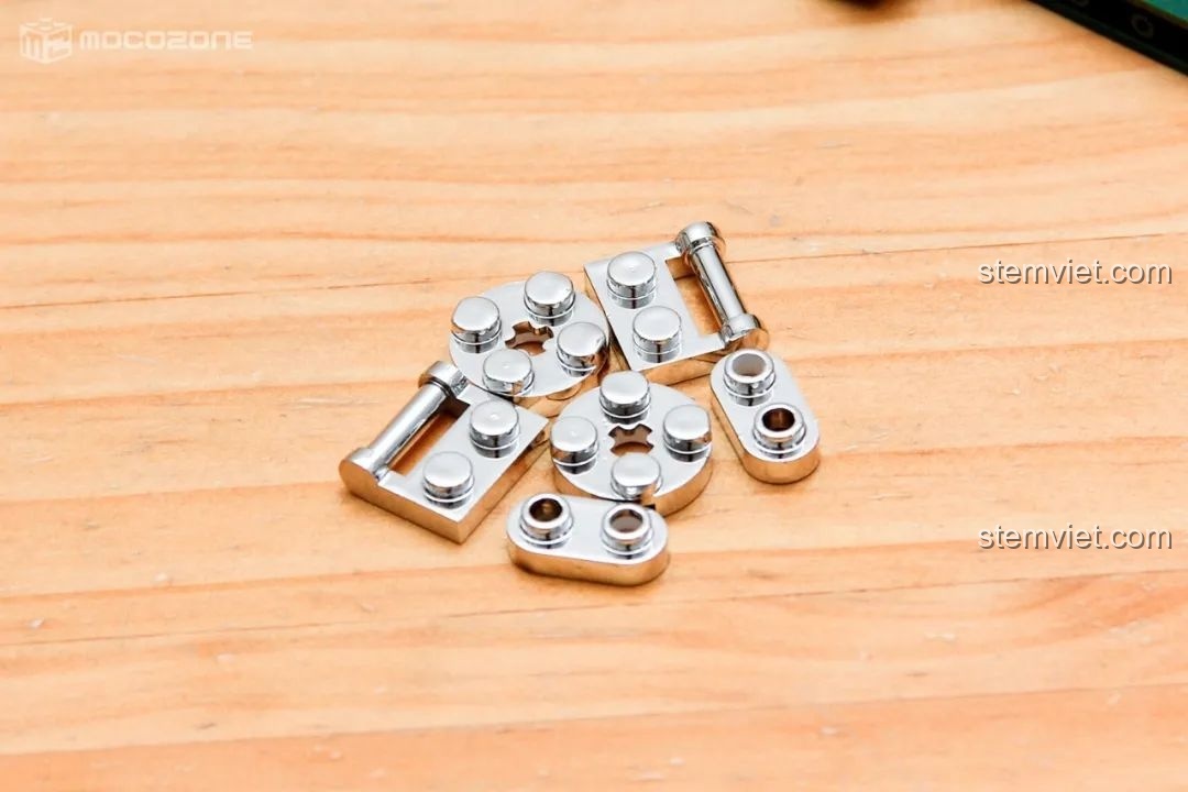 Các mảnh ghép lá cây màu xanh lá cây đang được thêm vào vòng hoa, tạo hình vòng tròn.